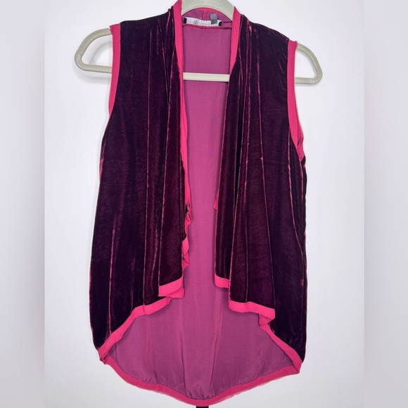 Peonia Red Velvet Vest - Luxurious Elegance in Red I’m an XL more like medium - Picture 1 of 3